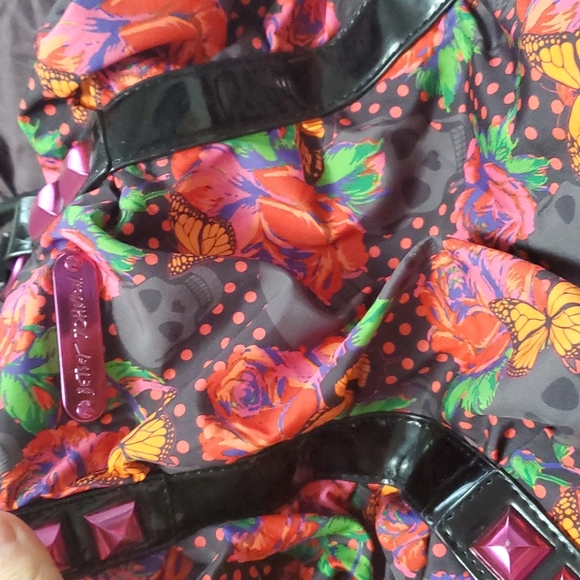 Betsy Johnson Skull with roses bag - Picture 2 of 5